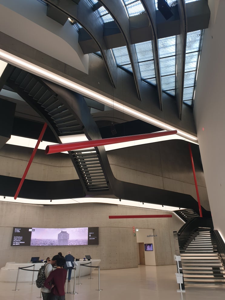  현대 건축의 역동적인 선율, 맥시 국립21세기미술관(MAXXI)_자하 하디드(Zaha Hadid) | 이삭건축사 촬영