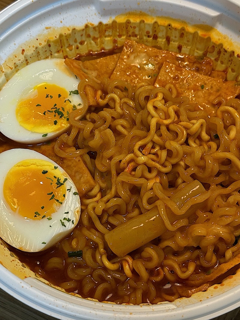 SNS에서 핫한 편의점 꿀조합, 왕뚜껑 국물라볶이 뒤늦은 탑승 후기!