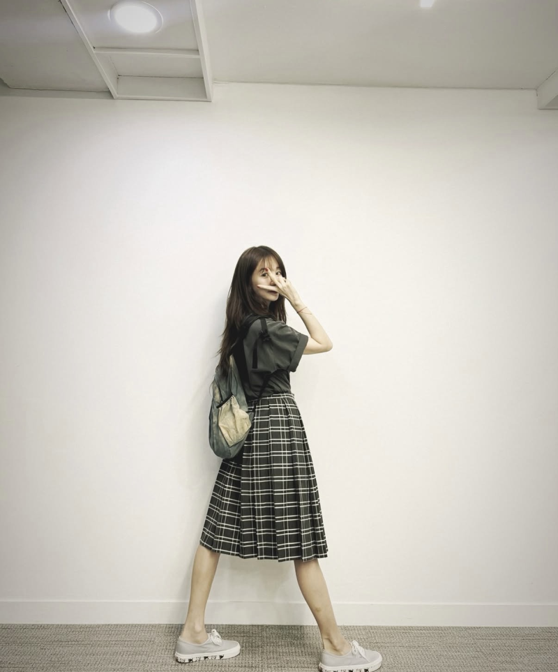 [패션 분석] 윤은혜 사복 패션 정보! 럭셔리슈에뜨 반팔, 론론 체크 스커트, 반스 어센틱, 에....