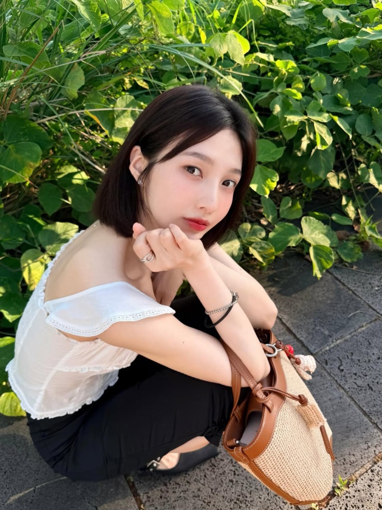  셀럽 인기 카프리팬츠 스타일 완성한 레드벨벳 조이, 군살 제로 한줌 허리 인증!