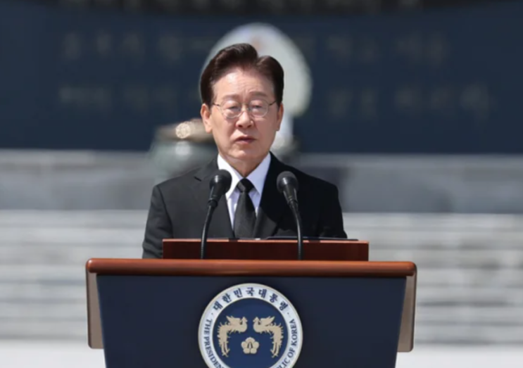 이재명 <b>대통령 지지율</b> 55.2%로 3주 연속 <b>하락</b>  민주당 41.8% vs... 