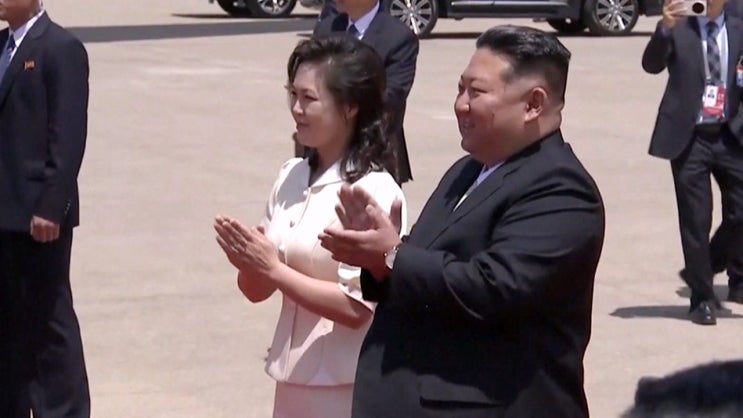 <b>시진핑</b> 7년만에 북한 방문...<b>김정은</b>.리설주 공항 직접 <b>영접</b>
