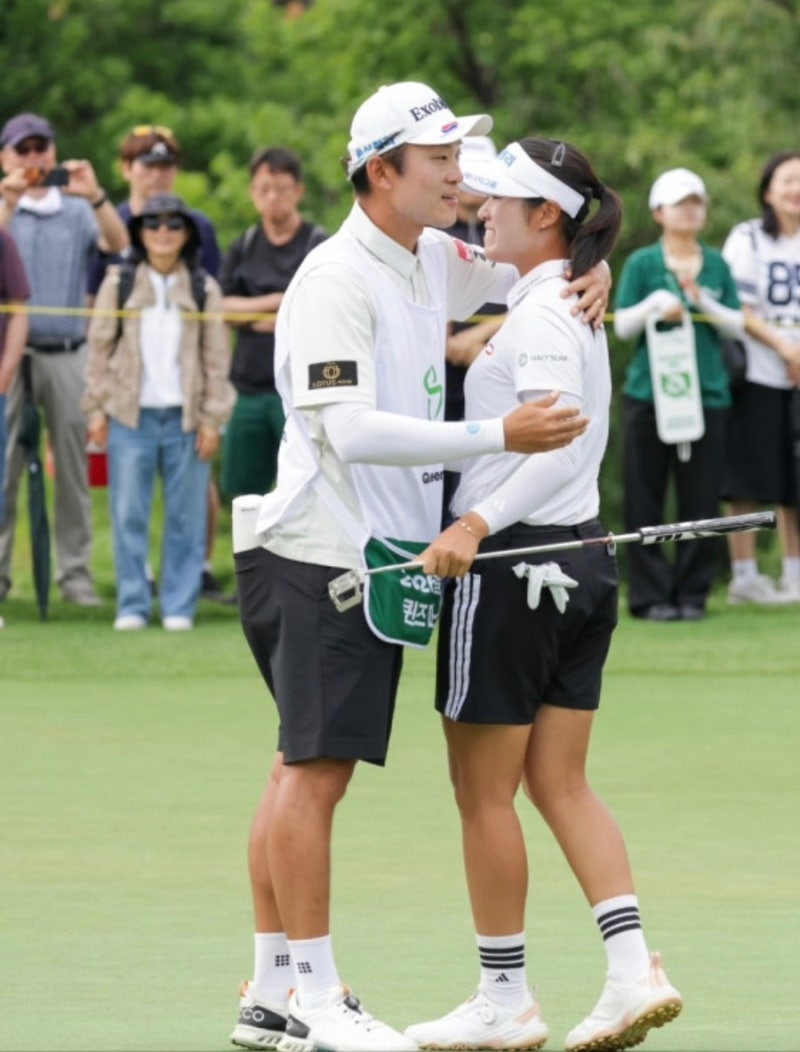 "박민지 13승 합작한 '그 캐디'가 왜 신예 서교림의 백을 멨을까?"