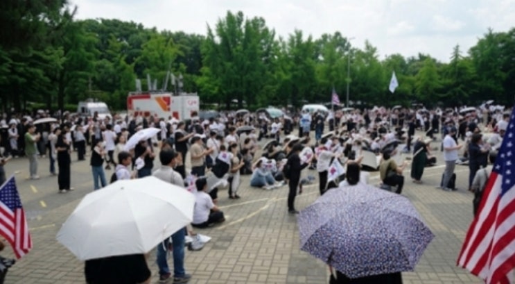 <b>잠실</b> 올림픽공원 <b>시위</b>, 여성 신체 <b>불법</b> 촬영 남성 현행범 체포