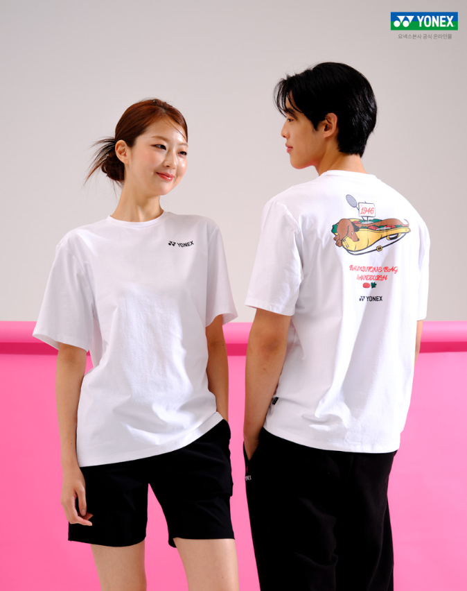 귀여운 닥스훈트를 핫도그로 메타포하여 표현한, 요넥스 253TS052U 배드민턴 오버핏 반팔티셔....