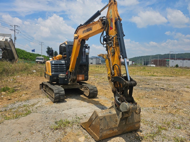  현대 HX60MT 2017년식 회전링크 코끼리집게 고무트랙 02 중고굴삭기