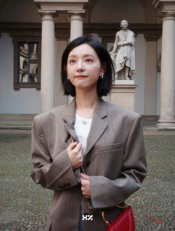 김지원 밀라노 비하인드 공개 눈물의 여왕 포스 내려놓고 러블리 장꾸미