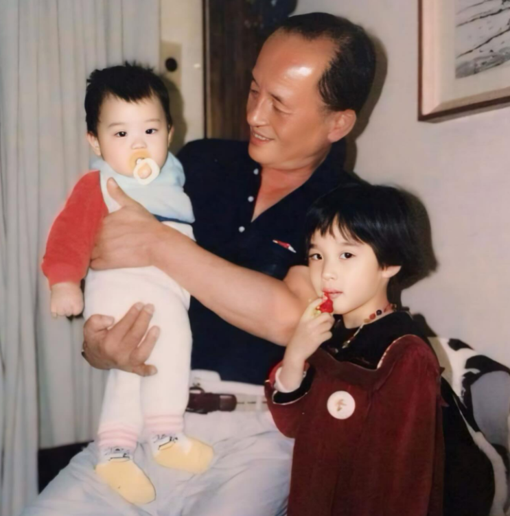 "배우 할 얼굴 아니다" 친아빠도 반대했던 여배우의 현재 오피스룩 , "배우 할 얼굴 아니다" 친아빠의 냉정한 반대에도 성공한 이청아, 요즘 더 주목받는 올드머니룩 오피스룩의 정석