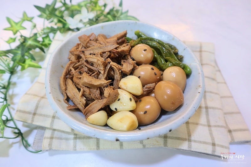 돼지고기 장조림 레시피 돼지고기 안심 꽈리고추 메추리알 장조림 만들기