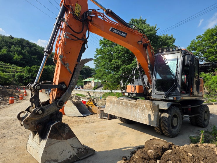  두산 DX150W-7 2023년식 코끼리집게 회전라인 중고굴삭기 06 타이어식