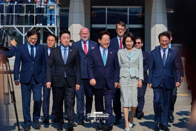 [이슈] 이재명 G7 순방길 배웅한 김민석, 정청래 지도부 불참에 당권 경쟁 변수 부상