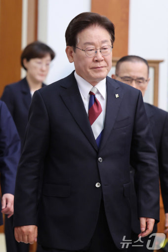 <b>이재명 대통령</b> 유럽 순방 출국! G7 참석에 교황 <b>면담</b>까지, 8박... 