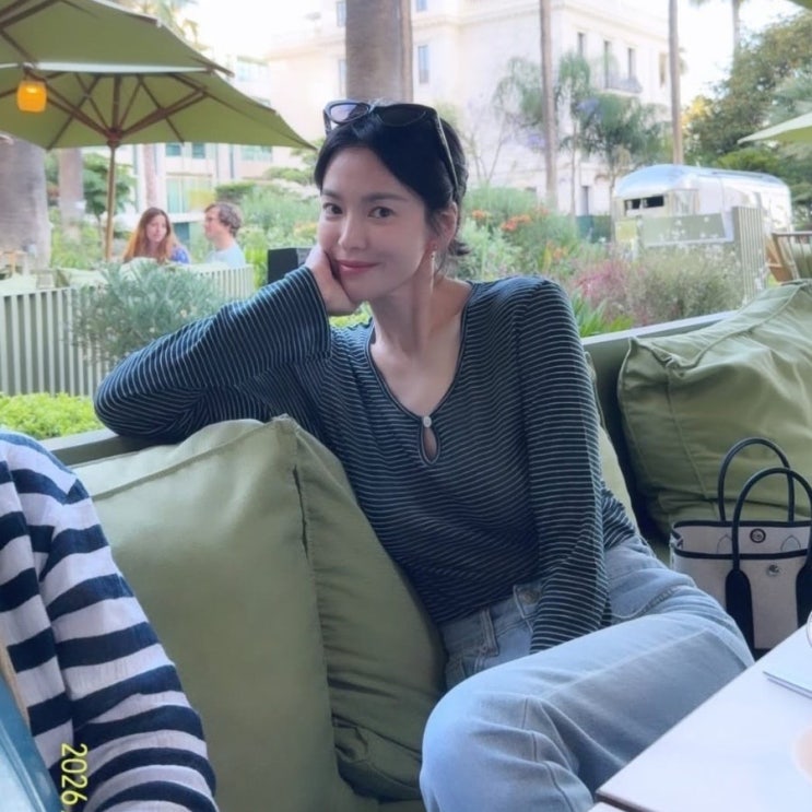  송혜교, 5만원대 티셔츠 패션에 가방은 에르메스 가든파티백?