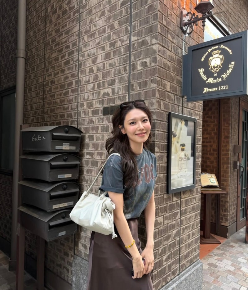 최수영 인스타 패션｜AC/DC 티셔츠·리포메이션 스커트 착장 정보