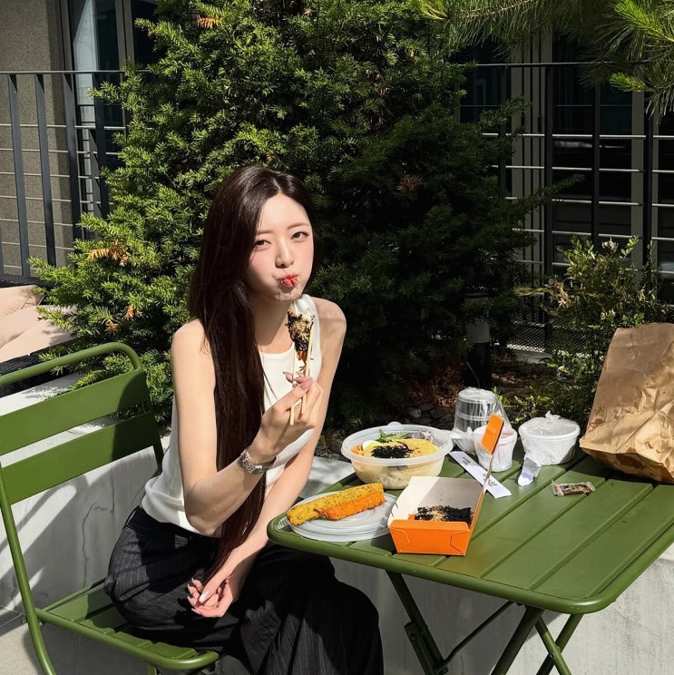  잇지 유나 사복 패션, 여름엔 이런 슬리브리스 코디