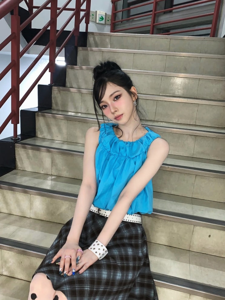  카리나 여친룩 스타일 추천, 블루 톱 하나로 달라진 여름 코디