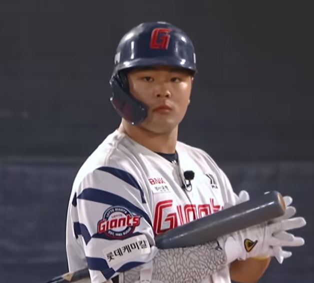 불꽃야구2 롯데전 롯데 신형 거포 김동현 1안타 2점 홈런으로 활약