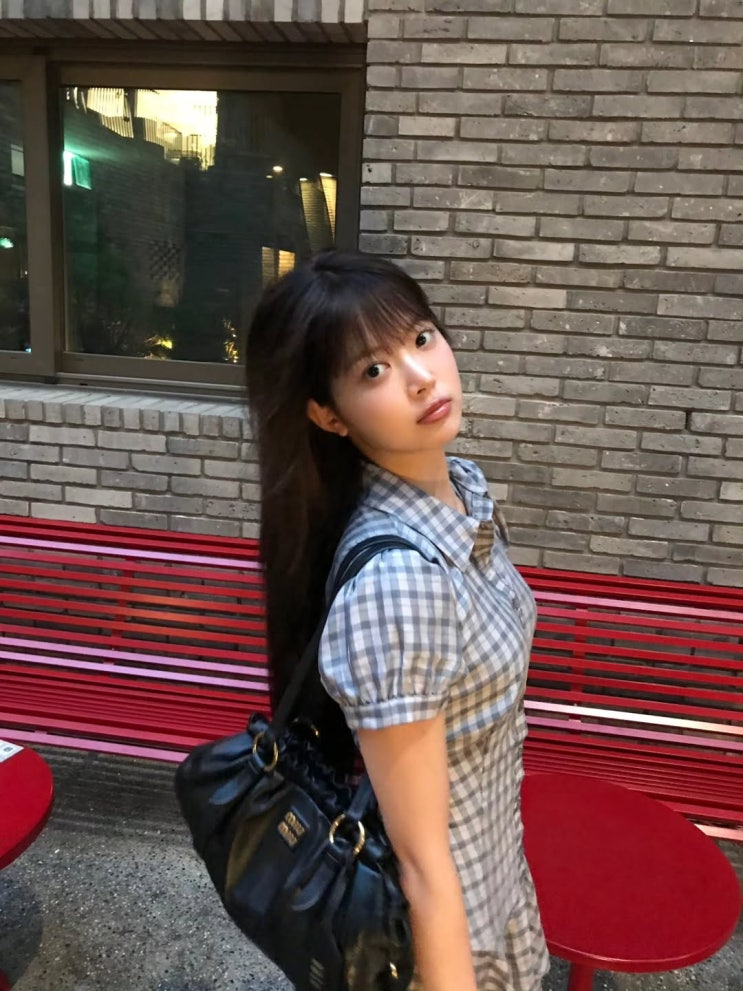  국민 첫사랑 무드 제대로 남긴 홍은채 롯데월드 체크 원피스룩
