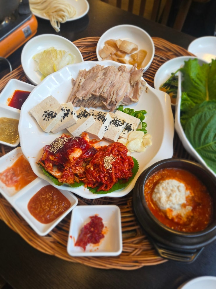  홍대 보쌈 맛집, 가브리살 보쌈이 맛있는 합정역의 숨은 보석 조개우물보쌈