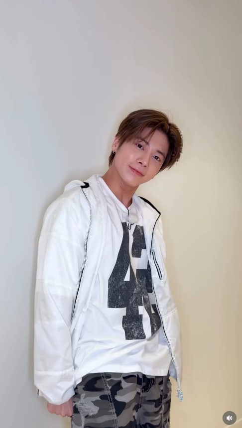 투바투 태현 인스타그램 속 화이트 바람막이 윈드 자켓으로 완성한 감각적인 스트릿 패션 @....