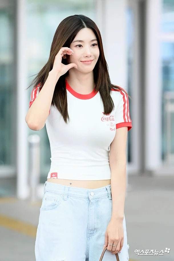 권은비 공항패션 화제｜허리 보석 타투 스타일 장식·북중미 월드컵 멕시코 출국 총정리