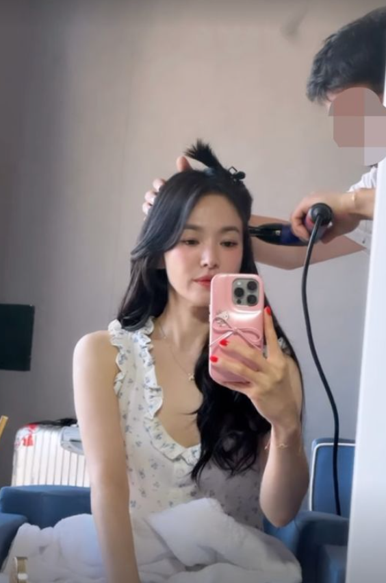  이 분위기 대체 불가! 송혜교, 빨간 매니큐어 미모 경신
