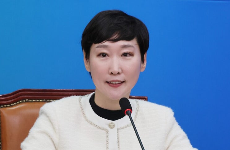 <b>이지은 대변인</b> '이재명, 윤석열과 같은 당무개입? 논란' 나이... 