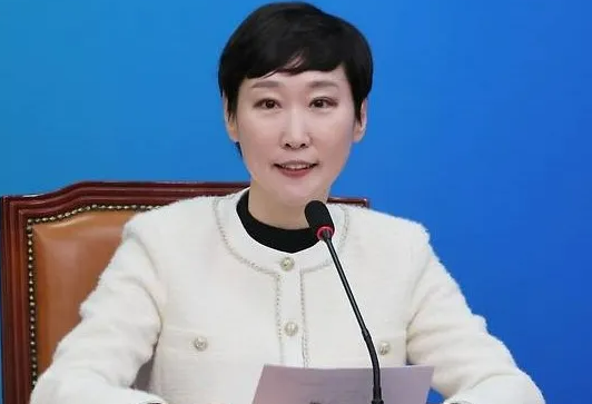 발언으로 논란이 된 <b>이지은</b> 민주당 <b>대변인</b>, 그녀는 누구?(프로필)