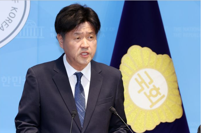 <b>김용</b> “정청래 사퇴 시기적으로 늦어”…전당대회 불<b>출마</b>... 