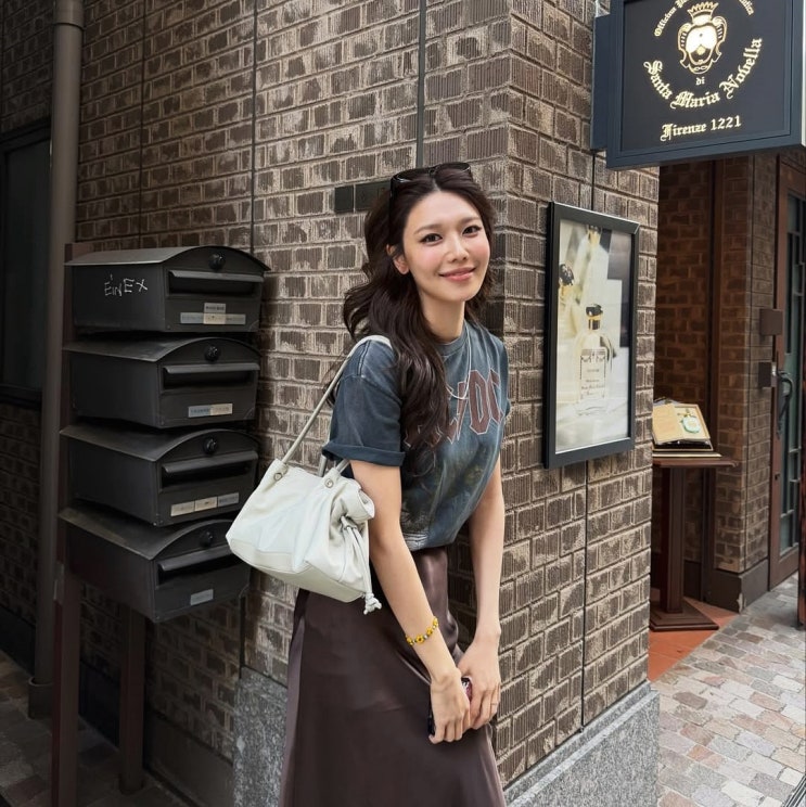 효리수 수영 빈티지 여름룩, 밴드티에 새틴 스커트 매치