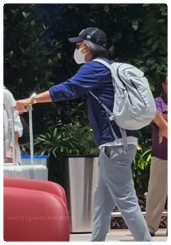 백발 장발로 변신한 배용준, 싱가포르 공항서 포착된 박수진과의 근황
