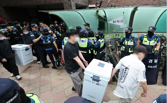 “이미 다 치웠다” 주장 나온 <b>잠실 투표소</b>…법원 현장검증서... 