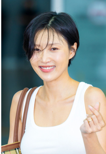 화사 공항패션 청바지 슬리브리스 버버리 가방 믹스매치 룩