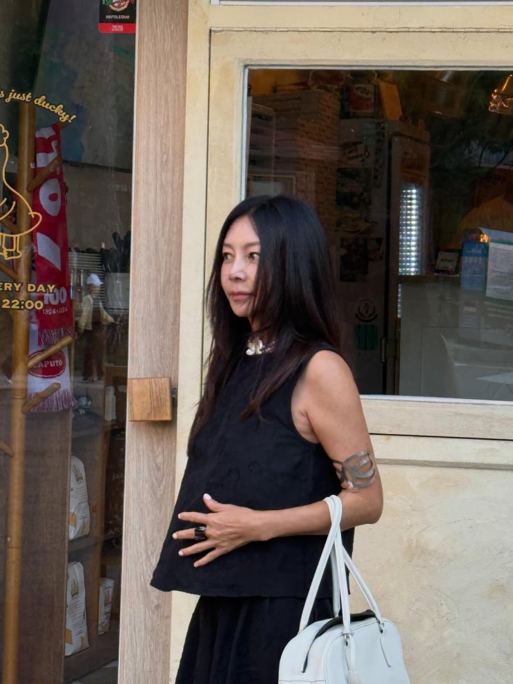  20대 감성 완벽 소화! 나이 잊은 황신혜 63세 올블랙 섬머룩 화제