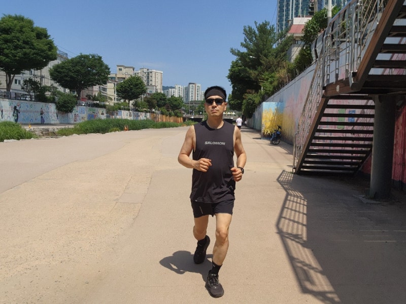 여름 러닝패션 완성 살로몬 러닝 트라세 리브르 민소매 마라톤 싱글렛 러닝웨어 추천