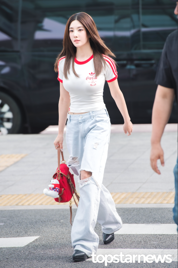 "아디다스 x 코카콜라 크롭티 품절 대란" 권은비 코카콜라만 보이는 이유?(권은비 공항 패션)