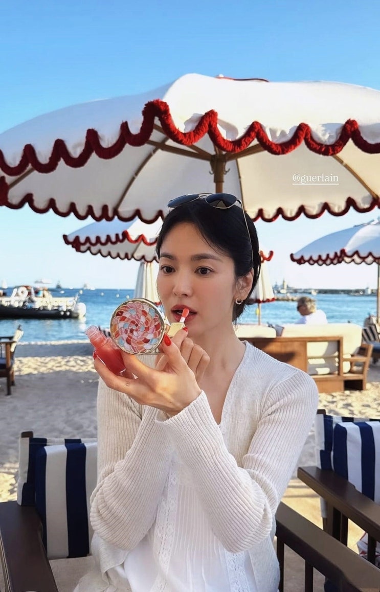  "다들 립스틱부터 찾았다" 송혜교 휴양지 메이크업 공개