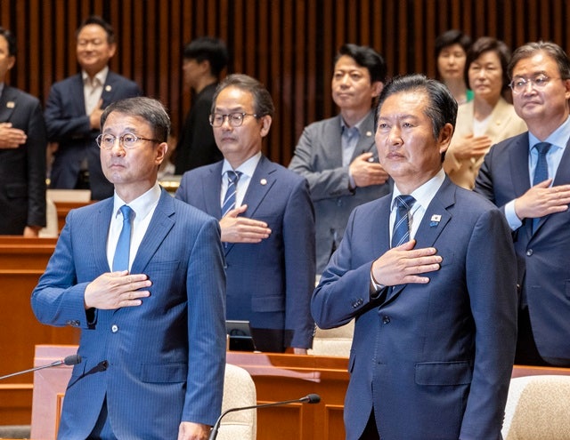 민주당 의총서 <b>정청래</b> 책임론 분출…“<b>대표</b> 연임 원하면 <b>사퇴</b>... 