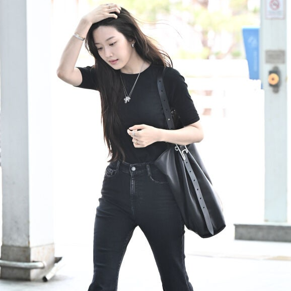 노출 없이 더 예뻤다… 문가영 올블랙 공항패션 속 가방과 목걸이는 어디 거?