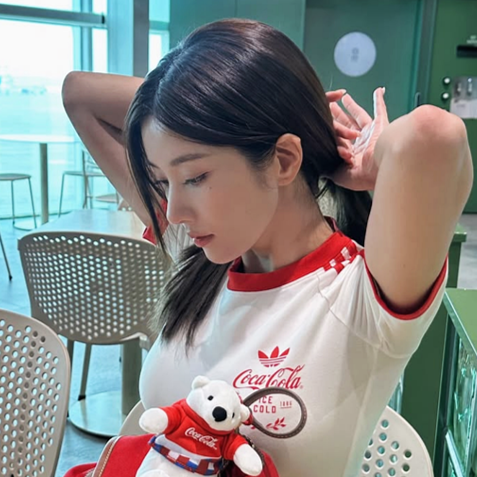 권은비 공항패션 코카콜라 입고 월드컵 여신 강림