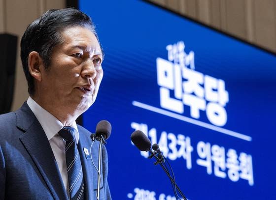 <b>정청래</b>, '지선 책임론' 속 24일 전후 사퇴 가닥…8월 <b>전대</b>... 