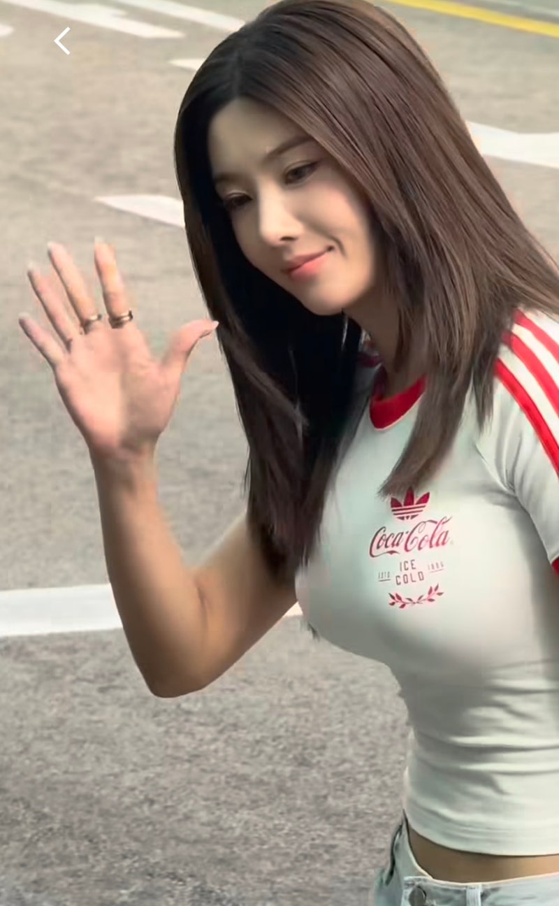 워터밤 권은비 공항패션 또 한 번 레전드 갱신? 아디다스 코카콜라 티셔츠 정보