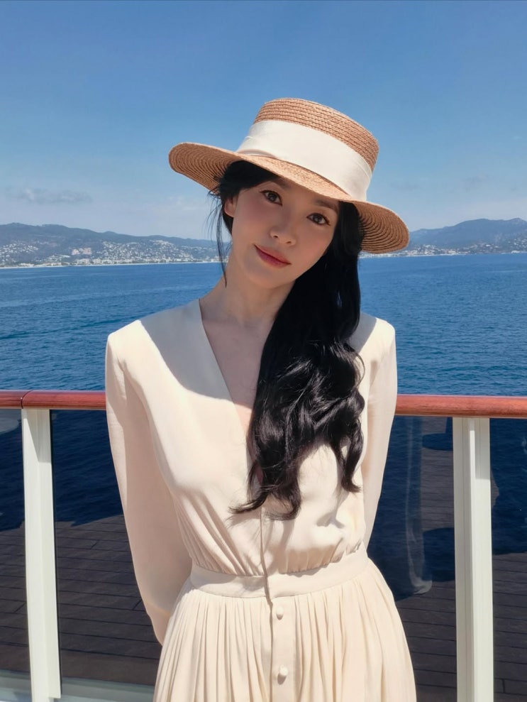  송혜교 프랑스 인형 미모, 감탄 자아내는 송혜교 패션 대세 입증