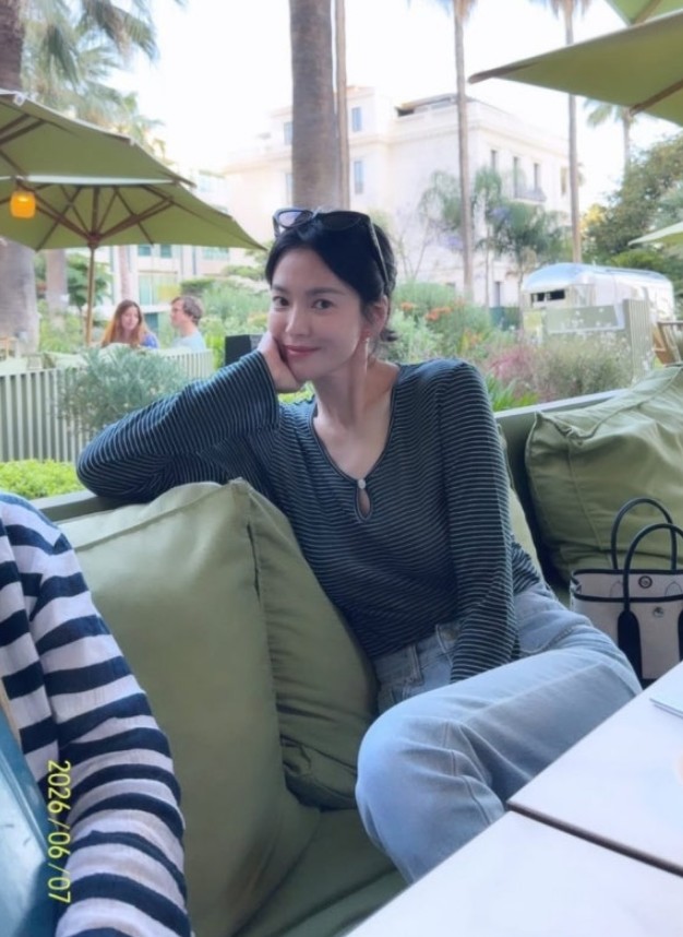  또 난리난 송혜교 사복패션! 5만원대 티셔츠에 에르메스 가든파티 조합
