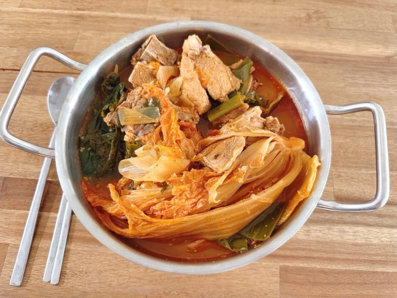 [맛있는 레시피]묵은지 등뼈 감자탕 끓이는 법/레시피