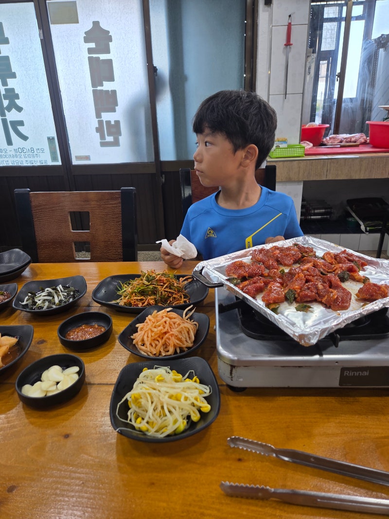 [제주한달살기27-8] 가시식당! 외관 포스가!!ㅋ 파채 무채 산더미 제주식 돼지 두루치기 먹으....