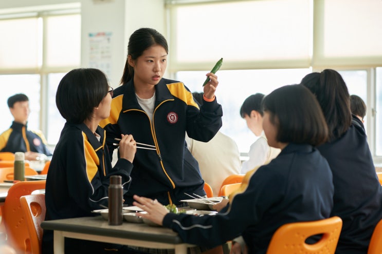  영화 《세계의 주인》 리뷰｜모두가 같은 선택을 할 때, 혼자 다른 길을 걷는다는 것