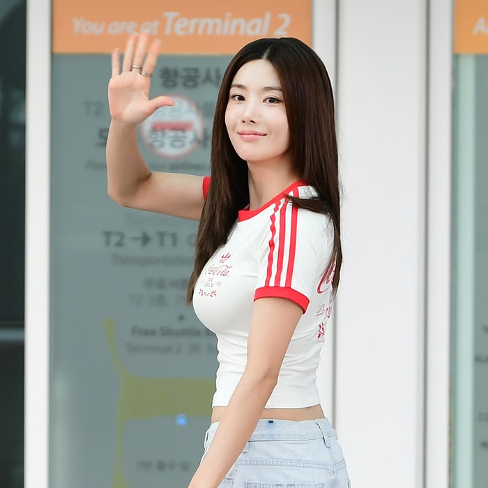 [패션] "흰 티에 청바지 종결자" 권은비 월드컵 공항패션, 6만 원짜리 티셔츠로 증명한 레전드....