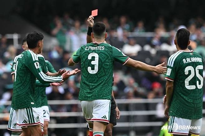 2-0 승리...<b>남아공</b> 2명, 멕시코도 핵심 수비수 <b>퇴장</b>, 한국전 못뛴다