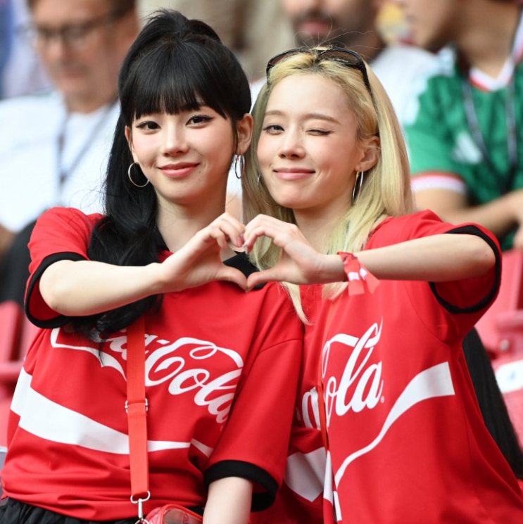  한국 체코 2-1 역전승, 더 난리 난 건 관중석 카리나였다